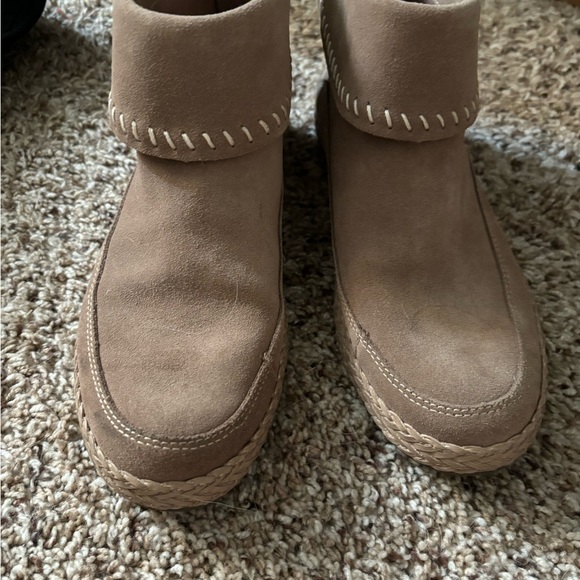 UGG, tan boot zips up the back of the foot very comfort - Picture 2 of 10